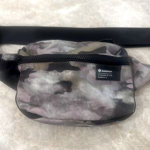 Lululemon Clean Lines Belt Bag 2L in Heritage Camo Wash Juniper